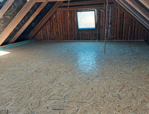 Zateplení stropu chlalupy se sedlovou střechou pomocí foukané izolace